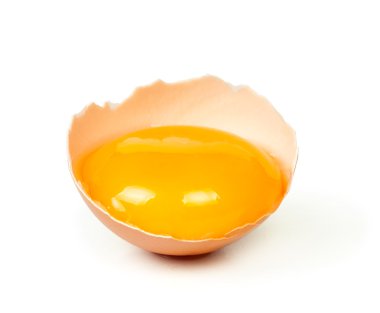 Beyaz bir arka plan üzerinde kırık kahverengi yumurta.