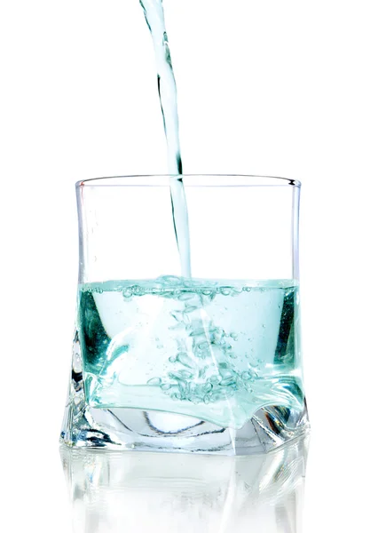 Säubern von Süßwasser auf Glas auf weißem Hintergrund — Stockfoto