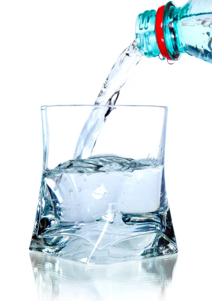Versare acqua dolce su vetro su fondo bianco — Foto Stock