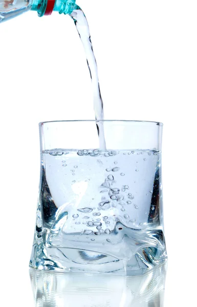 Verter agua dulce sobre vidrio sobre fondo blanco — Foto de Stock