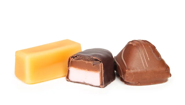 Различные шоколадные конфеты изолированы на белом — стоковое фото