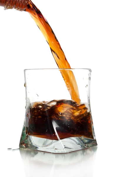 Hälla cola isolerad på vit — Stockfoto