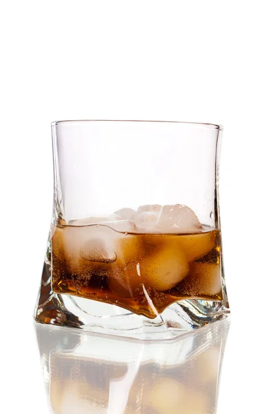 Стакан содовой с кубиками льда, виски кола, куба либре — стоковое фото