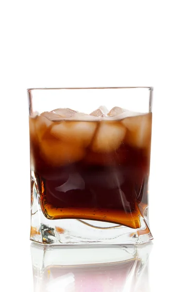 Glas läsk med isbitar, whisky cola, Kuba libre — Stockfoto