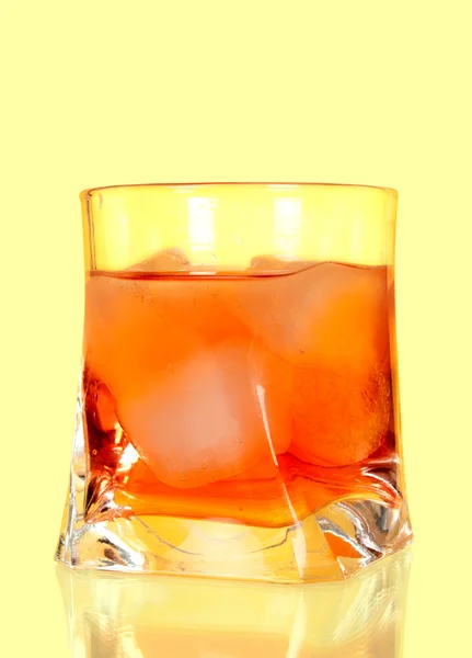Cóctel rojo en una copa — Foto de Stock