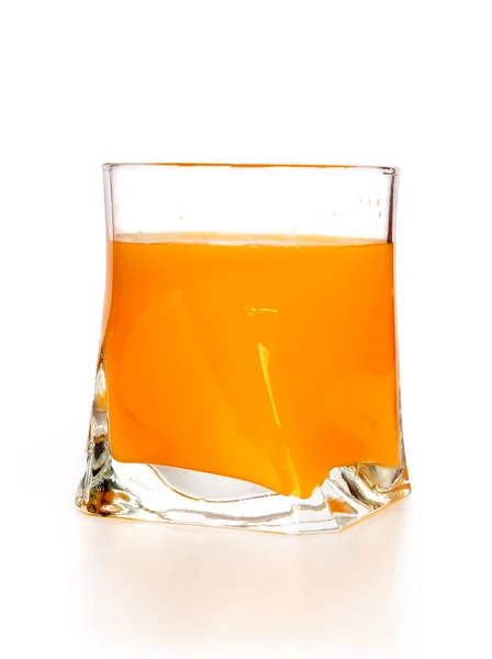 Suco de manga em vidro sobre fundo branco — Fotografia de Stock