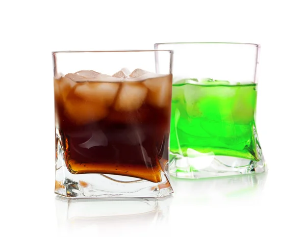 Arrangement de cocktails colorés avec glaçons — Photo