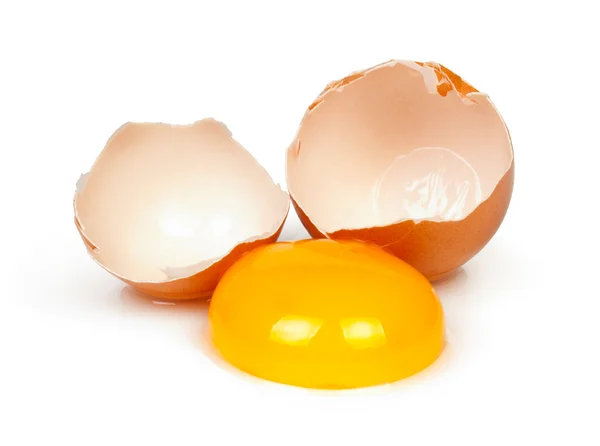 एक सफेद पृष्ठभूमि पर टूटे हुए भूरे अंडे . — स्टॉक फ़ोटो, इमेज