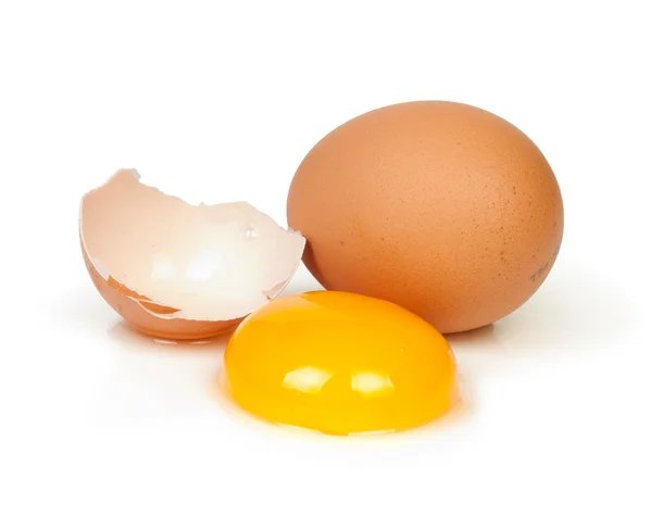 Con uova marroni. Un uovo è rotto . — Foto Stock