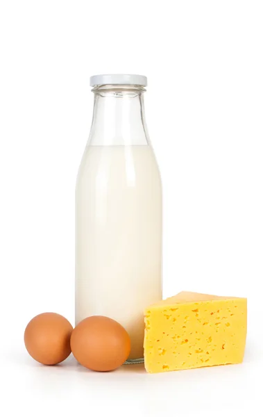 Produtos lácteos e ovos. Garrafa de leite, ovos e queijo . — Fotografia de Stock