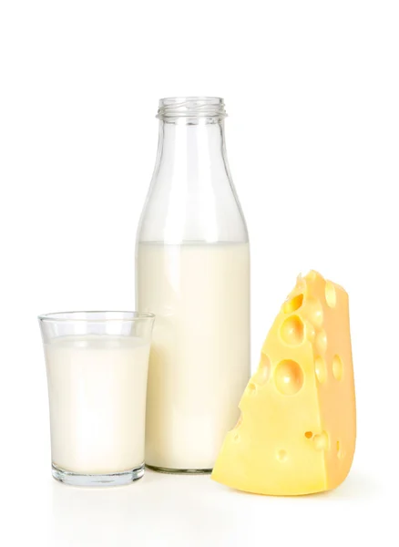 Шматочок свіжого сиру і молочної пляшки зі склянкою — стокове фото
