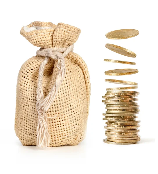 Stapel van munten en geld tas — Stockfoto