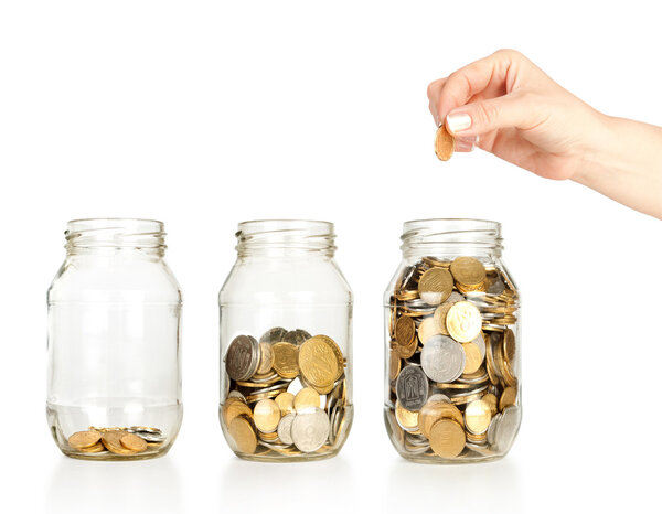 Стеклянные банки для чаевых с деньгами, как диаграмма и рука
