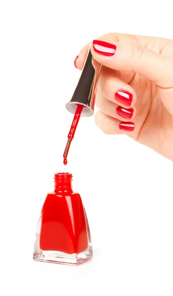 Manicure aplicando esmalte vermelho em dedos femininos — Fotografia de Stock