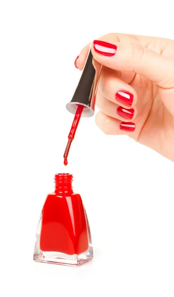 Manicurista aplicando esmalte de uñas rojo en dedos femeninos — Foto de Stock