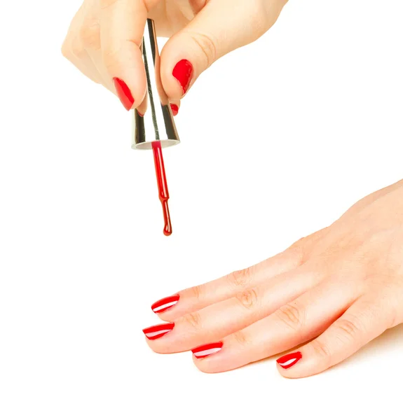 Maniküre trägt roten Nagellack auf weibliche Finger auf — Stockfoto