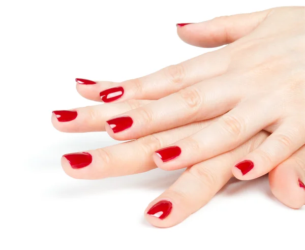 Mãos de mulher com unhas vermelhas contra o fundo branco — Fotografia de Stock