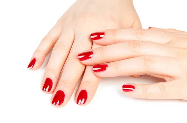 Mãos de mulher com unhas vermelhas contra o fundo branco — Fotografia de Stock
