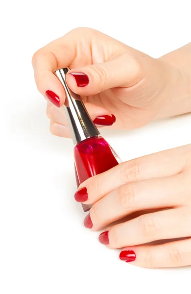 Maniküre trägt roten Nagellack auf weibliche Finger auf — Stockfoto