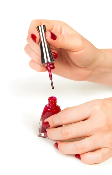 Manikérka použití červený lak na ženské prsty — Stock fotografie