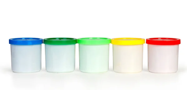 Cajas de plástico de color en fila — Foto de Stock