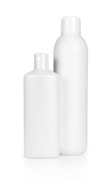 Duas garrafas em branco de shampoo e produtos protetores de cabelo — Fotografia de Stock