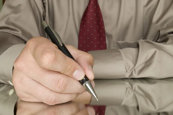 Penna i hand skriva och reflektion — Stockfoto