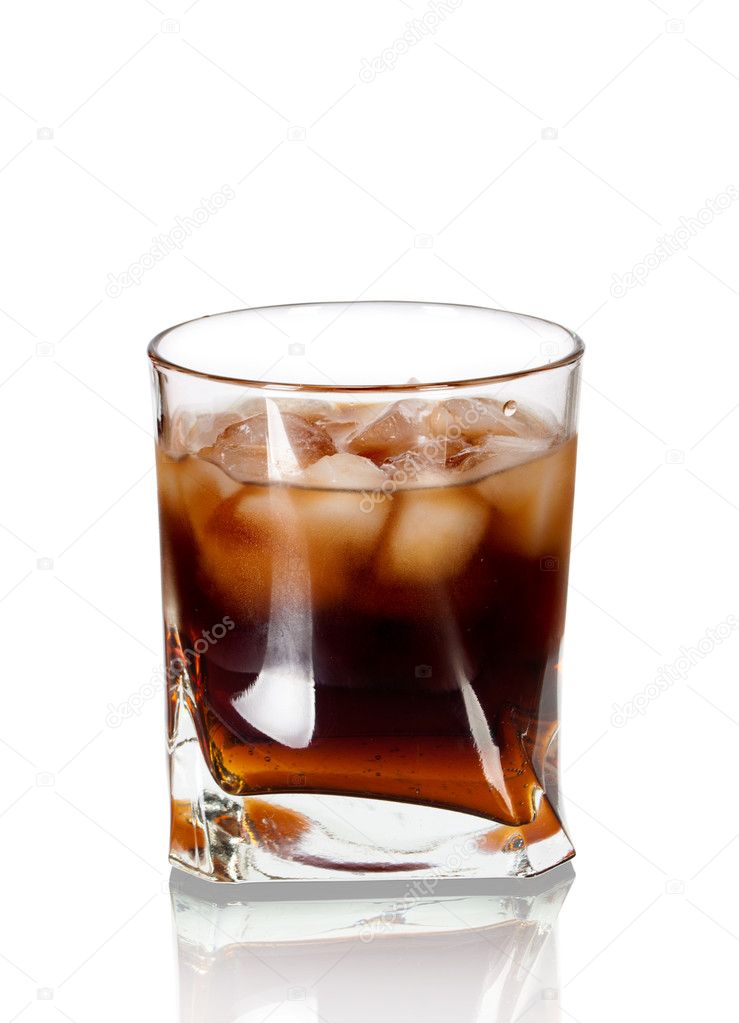 Bardak sodayla buz küpleri, viski kola, cuba libre Stok fotoğrafçılık