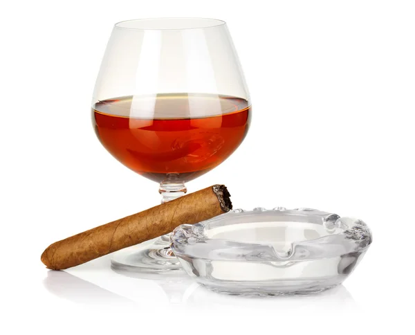 Cognac i glas med cigarr och askfat isolerade — Stockfoto