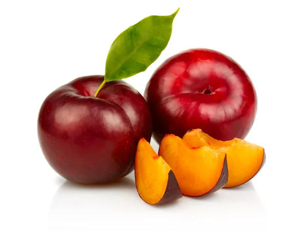 Plody švestky s plátky izolovaných na bílém — Stock fotografie