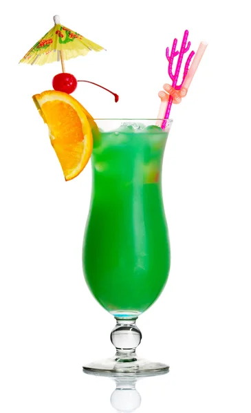 Zelená Alkohol koktejl s plátek pomeranče a deštník, samostatný — Stock fotografie
