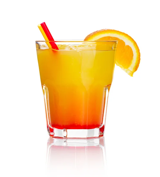 Oranje alcohol cocktail met oranje vruchten segment geïsoleerd — Stockfoto