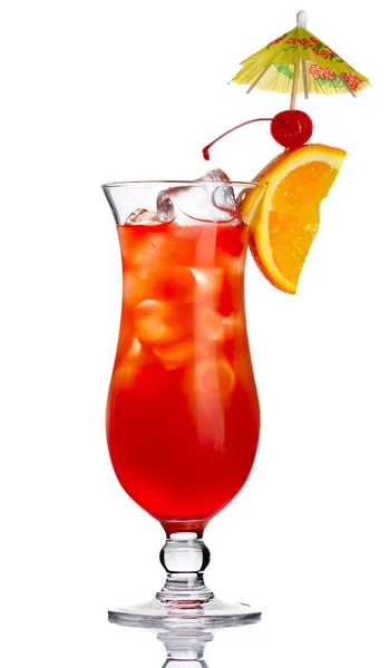 Κοκτέιλ με φέτα πορτοκάλι, απομονωμένη κόκκινο αλκοόλ — Φωτογραφία Αρχείου