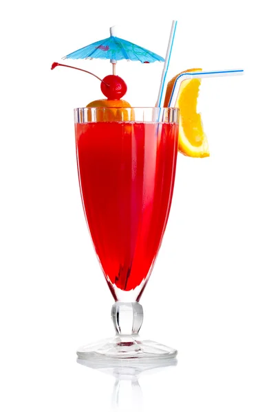 Roter Alkohol-Cocktail mit Orangenscheibe und Regenschirm isoliert — Stockfoto