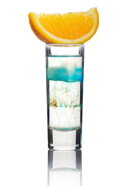 Short alcohol cocktail with orange slice isolated on white — Stock Photo, Image