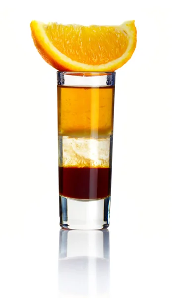 Gesneden korte alcohol cocktail geïsoleerd op wit — Stockfoto