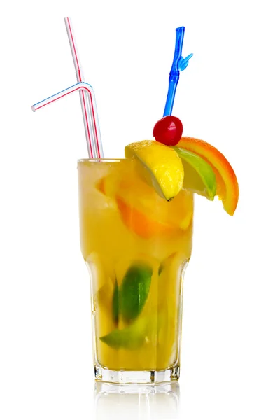 Žlutá alkoholu koktejl s plátky ovoce izolované na bílém — Stock fotografie