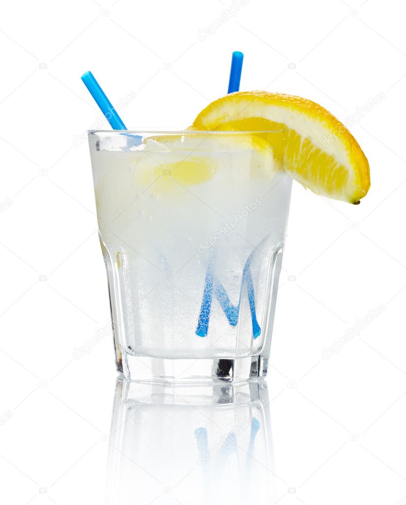 Alcohol cocktail 'gin tonic' isolated on white