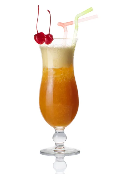 Kieliszek alkoholu koktajl z wiśni na białym tle — Zdjęcie stockowe