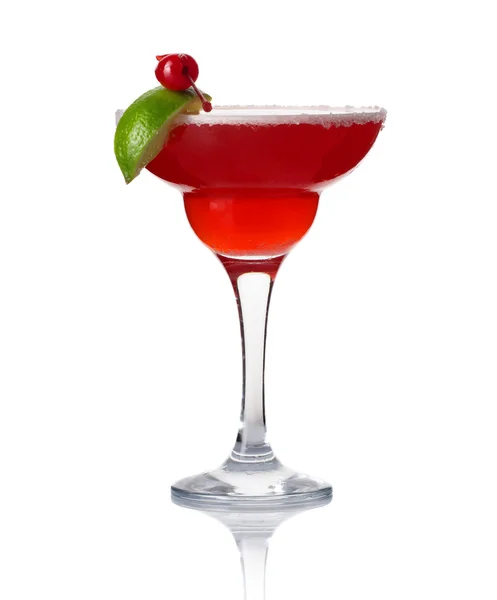 Sklenka alkoholu koktejl s limetkou a cherry izolované — Stock fotografie