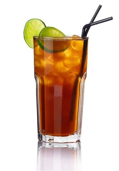 Glas alcohol cocktail met kalk geïsoleerd op wit — Stockfoto