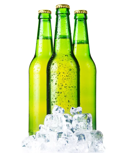 Três garrafas verdes de cerveja com gelo isolado — Fotografia de Stock
