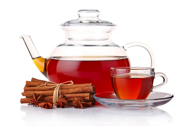 Skleněná konvice a šálek čaje s kořením, izolované na bílém — Stock fotografie