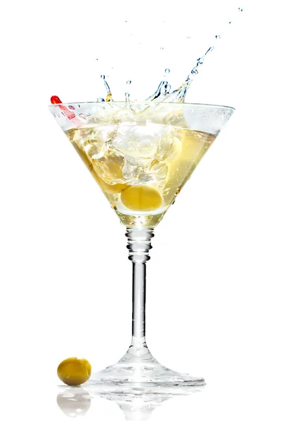 Salpicaduras de aceituna en vidrio de martini aislado — Foto de Stock