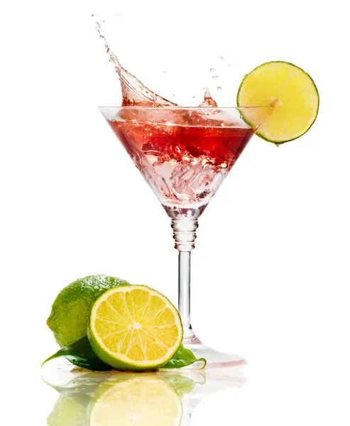 Cocktail martini vermelho com respingo e limão isolado — Fotografia de Stock