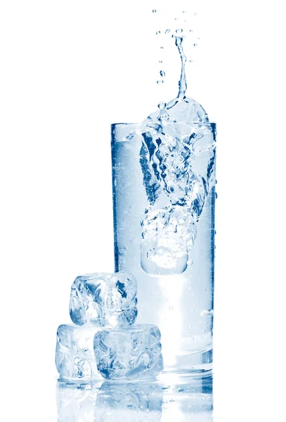 Plusk wody w szklanki z lodem na białym tle — Zdjęcie stockowe