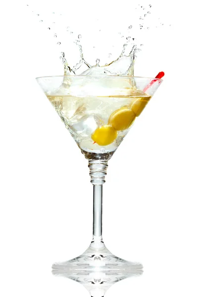 Oliwek rozpryskiwania na martini szkła na białym tle — Zdjęcie stockowe
