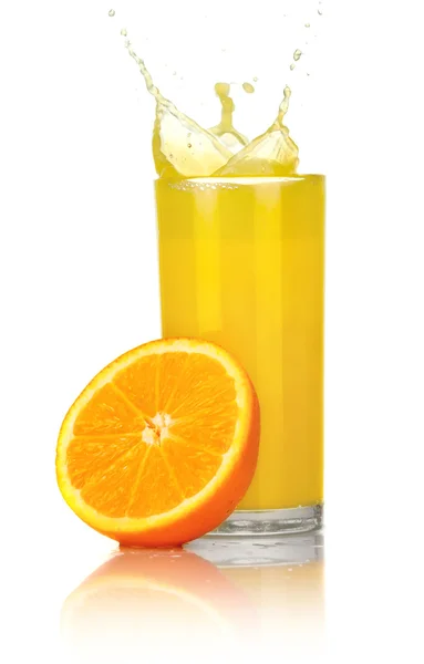 Sumo de laranja com fatias de laranja no vidro isolado — Fotografia de Stock