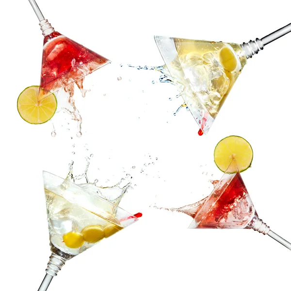 Conjunto de coquetéis martini com respingo e limão isolado — Fotografia de Stock