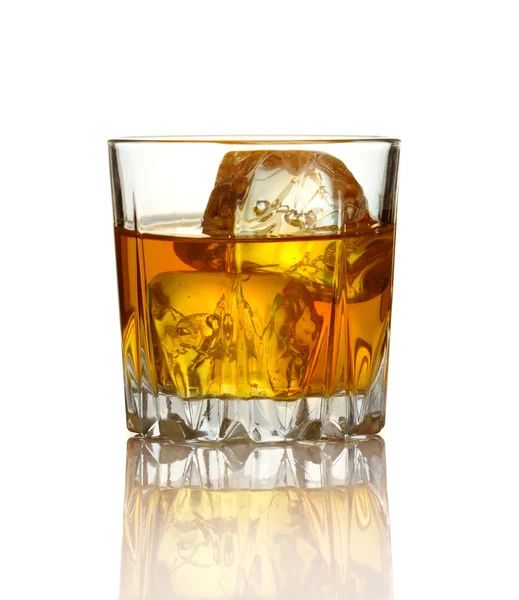 杯威士忌和孤立白冰 — 图库照片